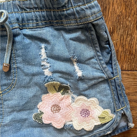 ROMEO + JULIET COUTURE flower patch Embridered Jean shorts with drawstrings - Picture 7 of 7